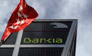 Le nouveau président du groupe espagnol Bankia, Jose Ignacio Goirigolzarri, qui a sollicité vendredi une aide record de 19 milliards de l'Etat, a pris la défense samedi de l'équipe précédente, se refusant à toute "purge" et appelant à la "prudence".