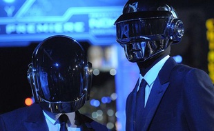 Guy Manuel de Homem-Christo et Thomas Bangalter du duo Daft Punk, à l'avant-première de «Tron: L'héritage», à Los Angeles, le 11 décembre 2010.