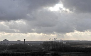 La décision de l'Unesco d'inscrire le Bassin minier du Nord-Pas-de-Calais au Patrimoine mondial de l'Humanité récompense la seule candidature française mais surtout une région ayant connu une reconversion difficile après trois siècles d'exploitation du charbon.