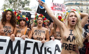 Les activistes ukrainiennes de Femen défilent à Paris pour l'ouverture de leur centre d'entraînement international, le 18 septembre 2012.