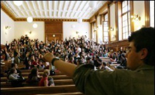 Le rectorat de Paris a demandé lundi soir l'intervention de la police pour faire évacuer quelque 200 étudiants rassemblés à l'intérieur de La Sorbonne et décidés à occuper l'université "jusqu'à nouvel ordre", a-t-on appris auprès du rectorat et d'étudiants.
