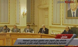 Capture d'écran de la télévision d'Etat égyptienne Al-Masriya montrant le nouveau vice-président Omar Souleimane (D) lors des concertations avec des membres de l'opposition, au Caire, le 6 février 2011.