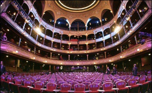 La première saison du nouveau directeur général du Châtelet à Paris, Jean-Luc Choplin, dévoilée mardi, s'inscrit dans la continuité de celles de son prédécesseur, avec des spectacles lyriques et de danse ainsi que des concerts, tout en renouant avec une tradition populaire de ce théâtre.