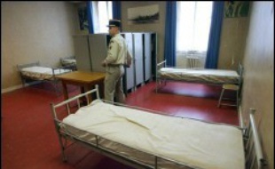 Quatre sans-abris ont rejoint samedi les dix SDF du Canal Saint-Martin arrivés depuis vendredi soir au fort légionnaire de Nogent à Fontenay-sous-Bois (Val-de-Marne), mis à leur disposition par le ministère de la Défense.