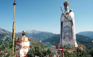 La statue du Mandarom, à Castellane le 22 août 1990