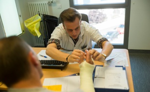 Illustration d'un médecin qui ausculte un patient le 19 juillet 2013 à Argenteuil (Val-d'Oise)