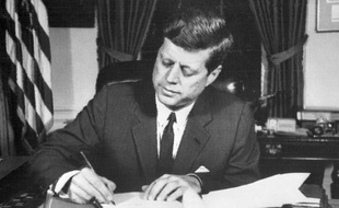 L'installation de missiles nucléaires soviétiques à Cuba a donné lieu il y a 50 ans à la crise la plus aiguë de toute la guerre froide, au cours de laquelle le monde n'a échappé à l'apocalypse atomique que "par chance", concèdent les protagonistes de la confrontation.