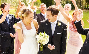 Organiser un mariage participatif, c'est avant tout miser sur la solidarité et la convivialité.