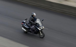 Un motard de 43 ans, qui bravait les radars d’une route départementale de l’Aube en se faisant flasher de face une cinquantaine de fois depuis un an a été interpellé lundi par les gendarmes de l’Aube