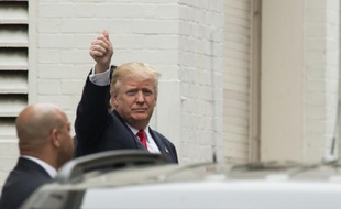 Le candidat à la Maison Blanche Donald Trump lors de son arrivée à une réunion avec des chefs du parti républicain, le 12 mai 2016 à Washington