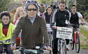 Près de 50 cyclistes ont manifesté hier pour des pistes cyclables le long de la Garonne.