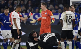 Alexandre Nübel tente d'expliquer son geste aux joueurs de Francfort.