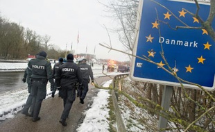 Policiers danois à la frontière germano-danoise, à Krusaa, le 9 janvier 2016