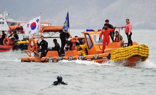 Recherches en Corée su Sud après le naufrage d'un ferry, le 18 avril 2014.