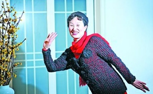 Xiang Renxian présente le pull et le bonnet qu'elle a tricotés avec ses propres cheveux.