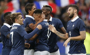 Les joueurs de l'équipe de France de football fêtent un but contre l'Allemagne le 13 novembre 2015.