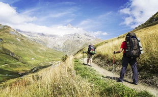 Deux marcheurs font le tour du mont Blanc.