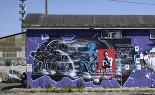 Des affiches et messages pour Steve Caniço sur un bâtiment du quai Wilson à Nantes.