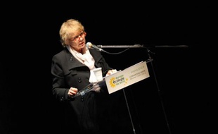 Eva Joly, candidate EELV à la présidentielle, a souhaité lundi que la question du logement ne soit pas "livrée aux lois du marché", plaidant pour un encadrement des loyers, la réquisition des logements vides ou un plan national de rénovation des habitations.