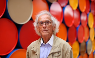Christo devant son «Mastaba» à Saint-Paul-de-Vence,
le 4 juin 2016.