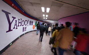 Une publicité pour Yahoo dans une station de métro de Pékin, en 2008.