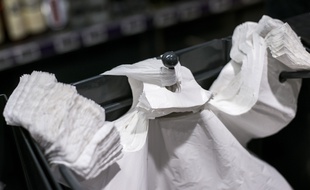 Illustration de sacs plastique dans un supermarché.