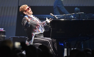 Le chanteur Elton John sur la scène du Allstate Arena à Rosemont (USA) lors de son Farewell Yellow Brick Road Tour