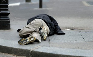 Un SDF rue de Rivoli, à Paris, le 2 avril 2015