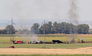 Pompiers et sauveteurs sont sur les lieux de l'accident d'un avion militaire A400 M près de l'aéroport de Séville, le 9 mai 2015