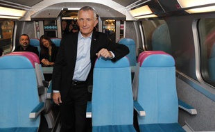 Guillaume Pépy présente le nouveau train low-cost de la SNCF, Ouigo, le 19 février 2013.