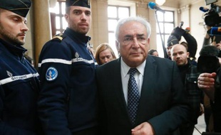 Dominique Strauss-Kahn va attaquer en diffamation Régis Jauffret, auteur d'un roman paru jeudi livrant sa version de l'affaire du Sofitel, a annoncé à l'AFP son avocat, Jean Veil.