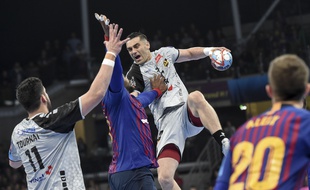 Lazarov en échec face à la défense barcelonaise.