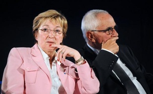 De droite comme de gauche, ces élus défendent la pertinence du découpage territorial actuel. "L'erreur serait de ne pas confirmer le département comme cadre d'une solidarité entre les territoires, les individus, les générations", a affirmé l'hôte du congrès, Patrick Weiten (Moselle, centre droit). François Hollande a déjà dit que telle n'était pas son intention.