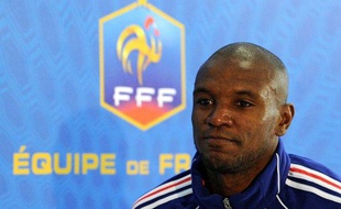 Le défenseur de l'équipe de France, Eric Abidal, lors d'un point presse organisé le 13 juin 2010 à Knysna (Afrique du sud).