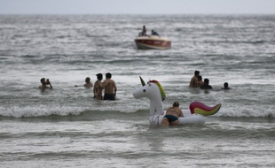 Des touristes sur la plage de Palong à Phuket
