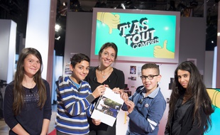 La journaliste Hélène Roussel, entourée de collégiens sur le plateau de «T'as tout compris» (France 4).