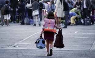 Un enfant marche dans la cour de récréation de son école, à Strasbourg.