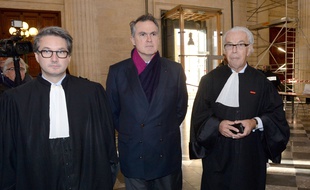 Les avocats des parties civiles Arnaud Dupin (à gauche) et Benoît Ducos-Ader.Au centre, Olivier Pelat, le tuteur ad hoc de Liliane Bettencourt AFP PHOTO / MEHDI FEDOUACH