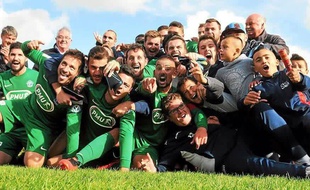 Les joueurs de l'ASPTT Brest fêtant leur qualification à Lannilis (5e tour), le 9 octobre 2016.