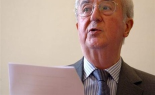 Les grandes manoeuvres ont débuté mardi à l'Assemblée, à Matignon et à l'Elysée, pour trouver au sein de l'UMP et avec les socialistes un compromis sur la réforme des institutions qui continue de diviser à droite comme à gauche.