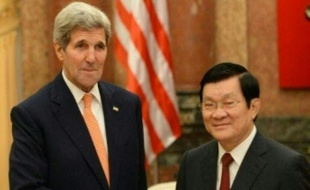 Le secrétaire d'Etat américain John Kerry (G) salue le Président vietnamien Truong Tan Sang (D) lors de leur rencontre au palais présidentiel d'Hanoï, le 7 août 2015