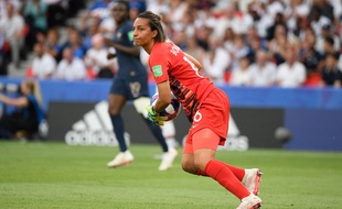 Sarah Bouhaddi lors du match de la France contre les Etats-Unis en quart de finale de la Coupe du monde 2019.