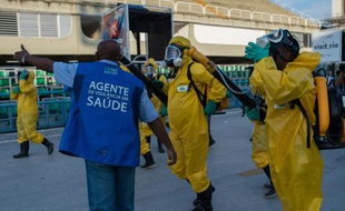 Des agents municipaux diffusent un produit chimique contre les moustiques porteurs du Zika à Rio de Janeiro, au Brésil, le 26 janvier 2016