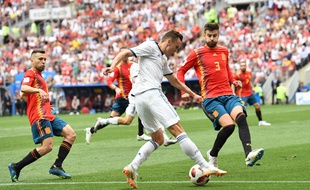 Cheryschev au duel avec Piqué.