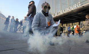 Strasbourg, le 03 mars 2011. - Opération de militants écologistes devant la gare de Strasbourg suite au passage d'un train avec des déchets nucléaires en Alsace.