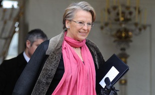 Michèle Alliot-Marie, la ministre des Affaires étrangères, à la sortie du Conseil des ministres le 2 février 2011 au Palais de l'Elysée à Paris.