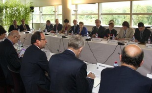 Modeler les "contrats de génération", recadrer les licenciements, booster l'égalité professionnelle: l'automne sera chargé pour les partenaires sociaux, que le gouvernement veut prendre le temps d'associer aux réformes, au risque d'être taxé d'immobilisme.