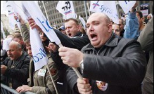 A Bobigny, les manifestants ont dénoncé les "violences" exercées contre les policiers dans les banlieues aux cris de "les voyous en prison !", sous la banderole "policiers en colère".