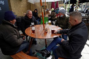Un pub ouvert au Royaume-Uni ce lundi, avec déjà ses premiers clients