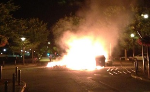 Photo d'internaute des échauffourées qui ont eu lieu devant un commissariat de Trappes (Yvelines) dans la nuit du 19 au 20 juillet 2013.